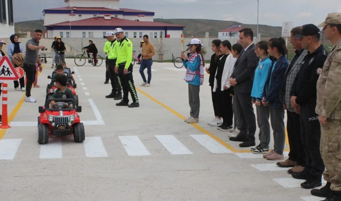 Demirözü’nde Trafik Hastası etkinlikleri Karayolu Trafik Haftası etkinlikleri kapsamında toplumda trafik kültürünün oluşturulmasına katkı