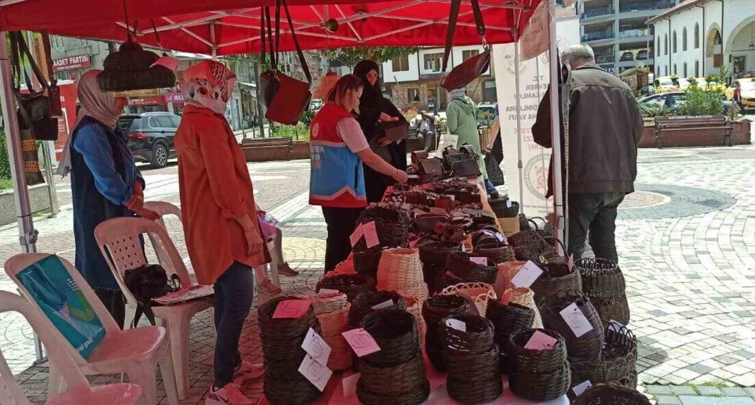 Devrek’te Anneler Günü alışveriş festivali ilgi gördü Devrek’te düzenlenen Anneler Günü için düzenlenen alışveriş festivali vatandaşların ilgisini