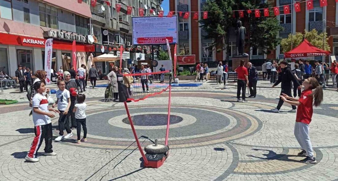 Devrek’te düzenlenen spor etkinlikleri büyük ilgi gördü Devrek’te düzenlenen çeşitli spor etkinlikleri vatandaşlar tarafından büyük ilgi gördü
