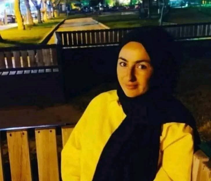 Devrilen traktörün altında kalan 2 çocuk annesi öldü Şanlıurfa’nın Bozova ilçesinde devrilen traktörün altında kalan 2 çocuk annesi