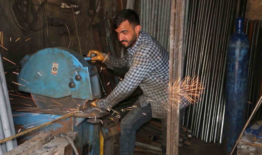 Diyarbakır’da hurdacı esnafı 1 Mayıs’ta da çalıştı Diyarbakır’daki hurdacılar çarşısındaki esnaf, 1 Mayıs Emek ve Dayanışma Günü’nü