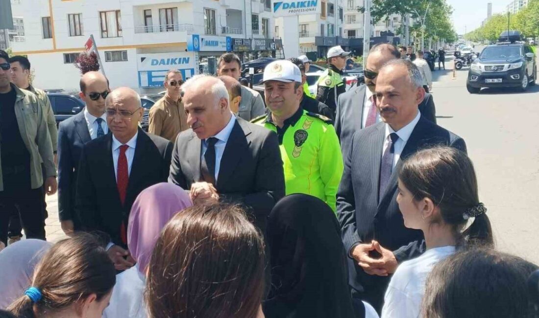 Diyarbakır’da Trafik Haftası’nda çocuklara kurallar anlatıldı Diyarbakır’da Trafik Haftası kutlanıp, çocuklara kurallar anlatıldı. Merkez Kayapınar ilçesi