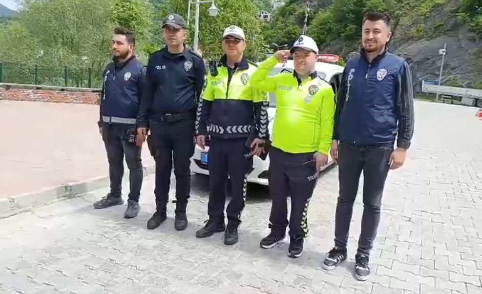 Down Sendromlu Barış’ın hayali gerçek oldu: Trafik polisi olarak uygulamaya katıldı Artvin’de Down Sendromlu Barış Subaşı, en büyük hayalini gerçekleştirerek Borçka’da