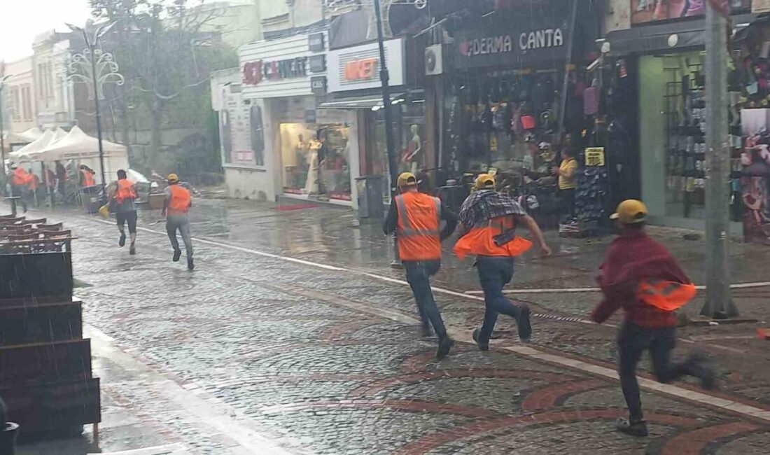 Edirne’de şiddetli yağış ve dolu hayatı olumsuz etkiledi Edirne’de şiddetli yağış ve dolu, hayatı olumsuz etkiledi. Edirne kent