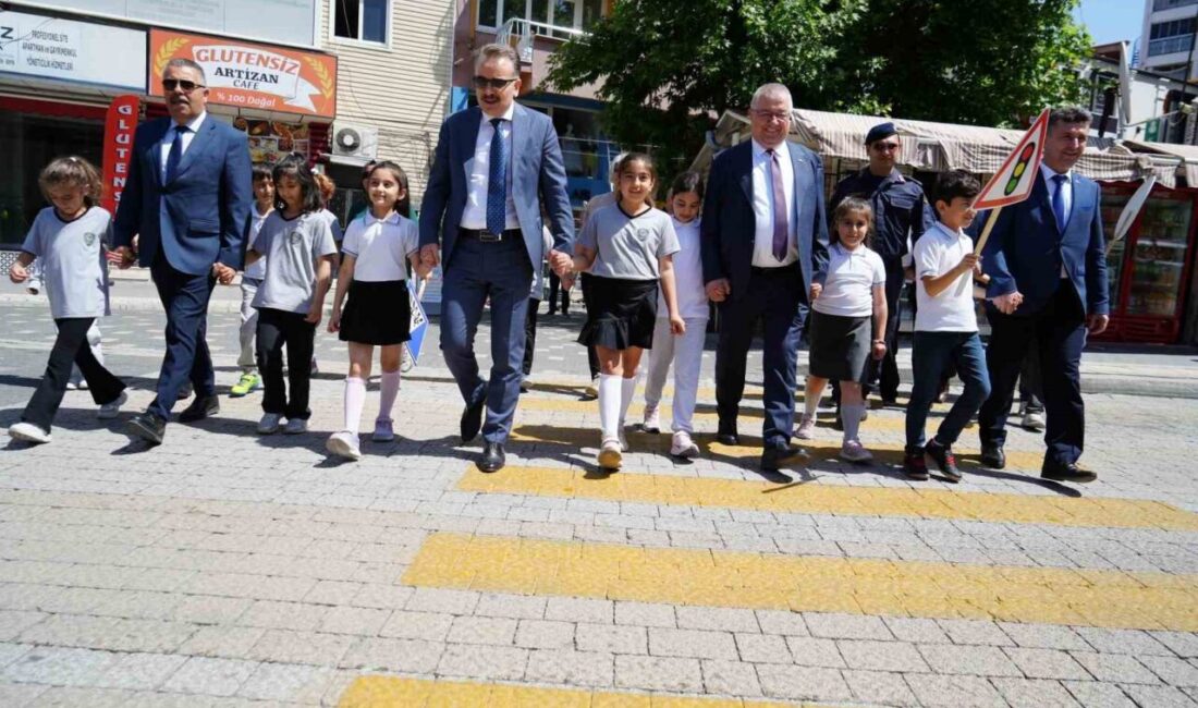 Edremit’te Trafik Haftası kutlandı Balıkesir’in Edremit ilçesinde Trafik Haftası, Karagözoğlu İlkokulu’nda düzenlenen program ile