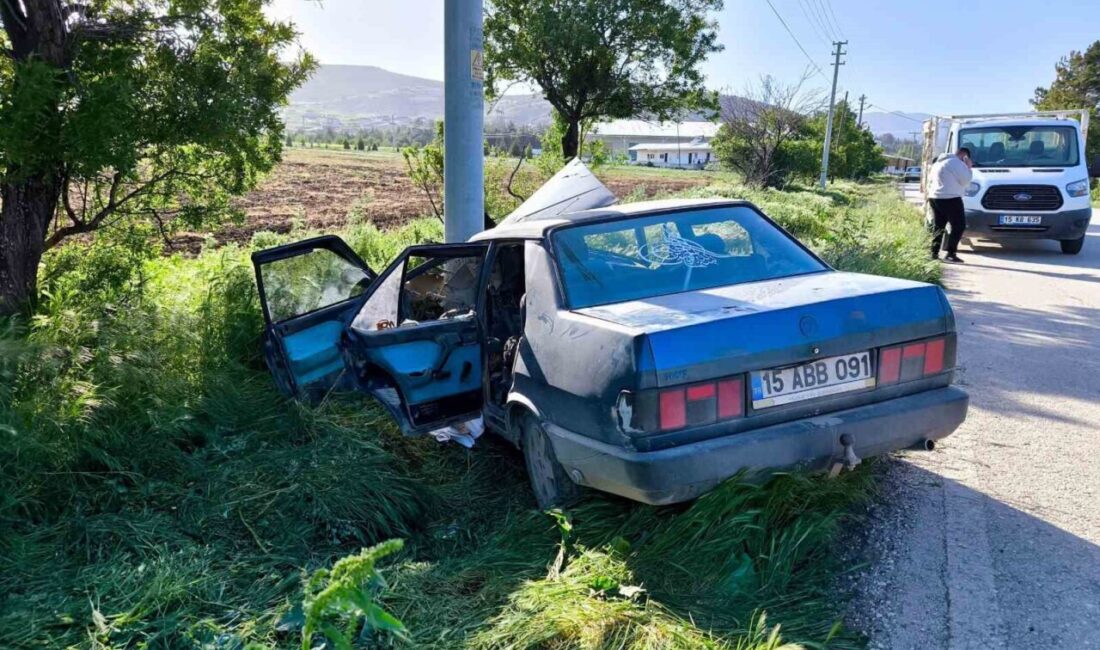 Elektrik direğine çarpan Tofaş hurdaya döndü: 2 yaralı Burdur’un Tefenni ilçesinde kontrolden çıkan otomobil, elektrik direğine çarptı. Kazada