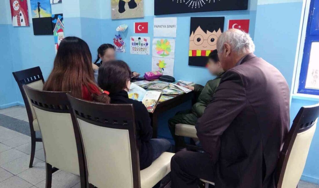 Emekli öğretmenden gönüllü eğitim desteği Giresun’da 40 yıllık öğretmenlik mesleğini tamamlayarak emekli olan Mustafa Sarısaray,