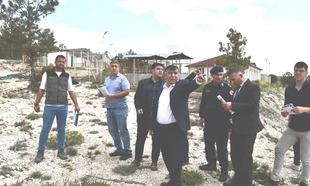 Emet’te hayvan barınağı yapım çalışmaları Emet Belediyesi ile Orman İşletme Müdürlüğü’nün birlikte yürüttüğü çalışmalar sonucunda,