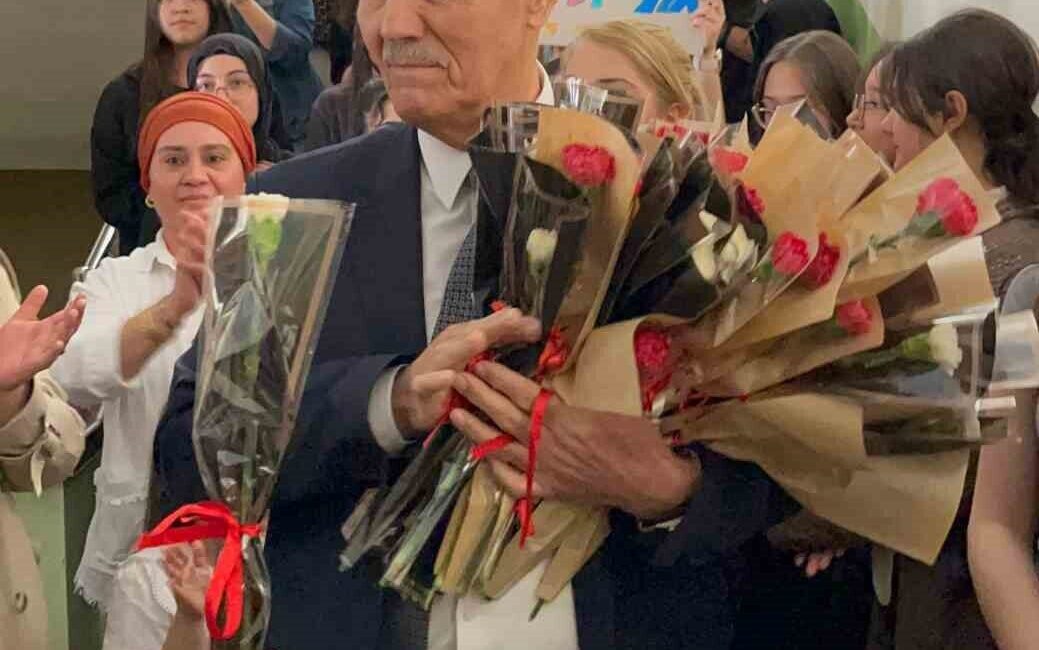 Ersin Bacaksız Anadolu Lisesi’nde emekli olan müdüre duygu yüklü veda Emekli olan Ersin Bacaksız Anadolu Lisesi Müdürü Mehmet Emin Gökdere
