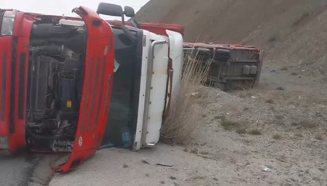 Erzincan’da beyaz eşya yüklü tır devrildi Erzincan-Sivas kara yolunda dorsesi beyaz eşya yüklü tır devrildi. Kazada