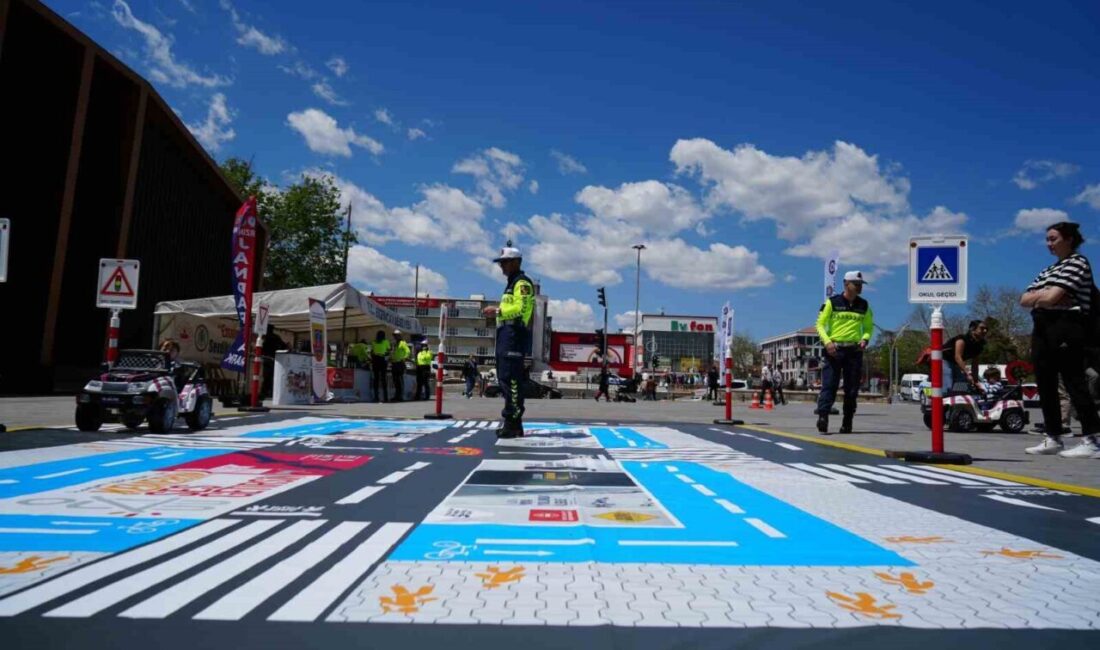 Erzincan’da uygulamalı trafik eğitimi verildi Erzincan’da “Trafik Haftası” kapsamında vatandaşlara uygulamalı trafik eğitimi verildi. “Bir