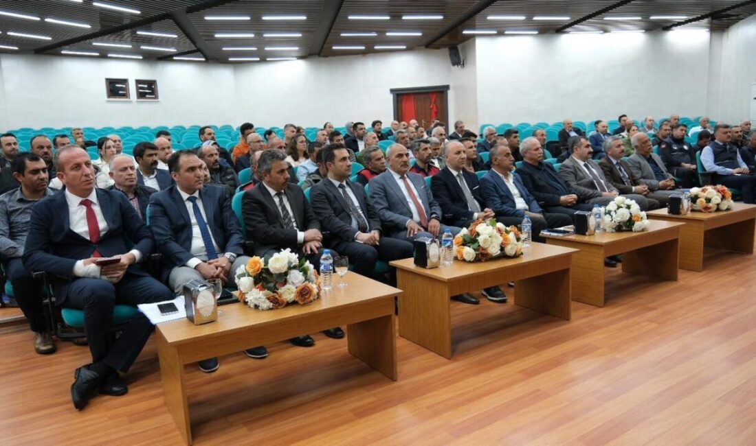 Erzincan’da yapılan çalışmalar ve hayata geçirilmesi planlanan projeler değerlendirildi Erzincan Belediye Başkanı Bekir Aksun, belediye bünyesinde görev yapan müdürler