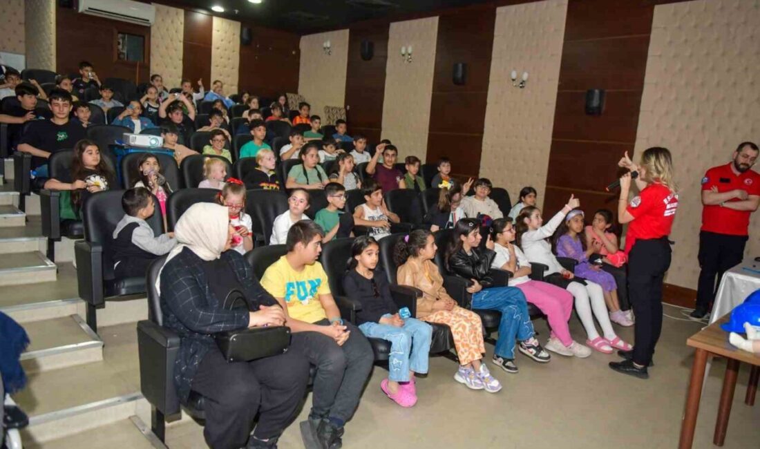 Esenyurt Belediyesi’nden özel çocuklara deprem bilinci eğitimi Esenyurt Belediyesi tarafından özel gereksinimli çocuklara yönelik verilen deprem eğitimiyle,