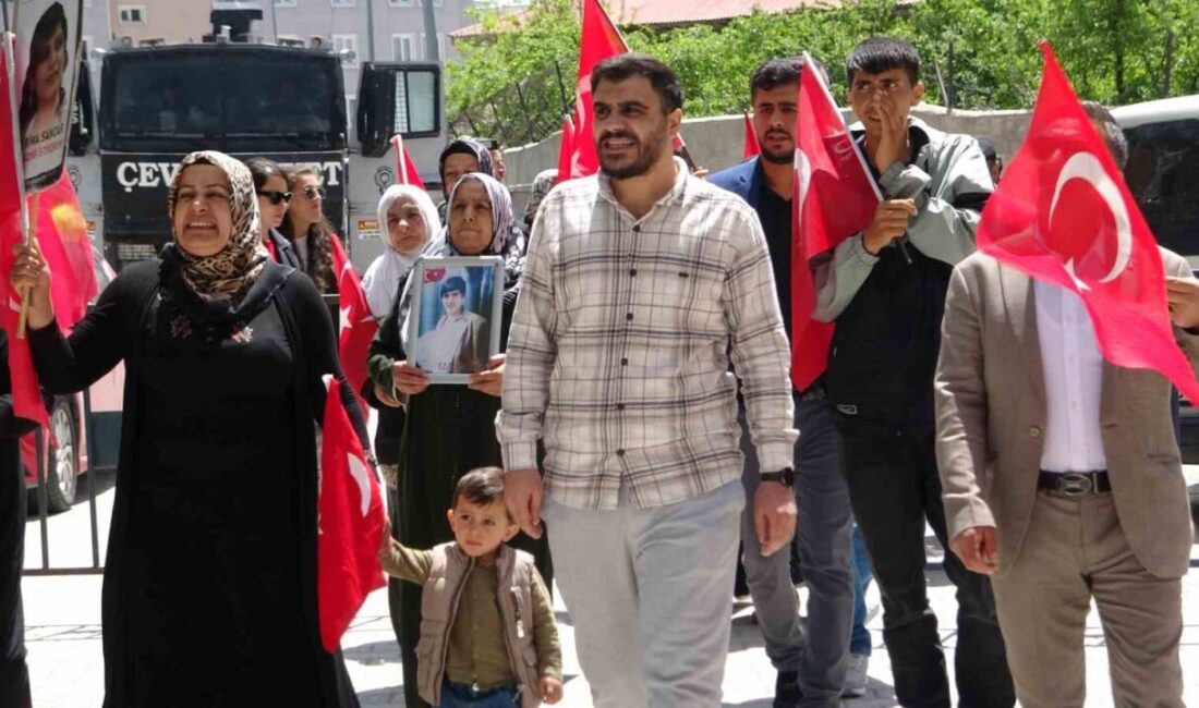 Evlat nöbetindeki aileler: “Umudumuzu kaybetmiyoruz” Terör örgütü PKK tarafından evlatları dağa kaçırılan aileler, evlatlarına kavuşmak