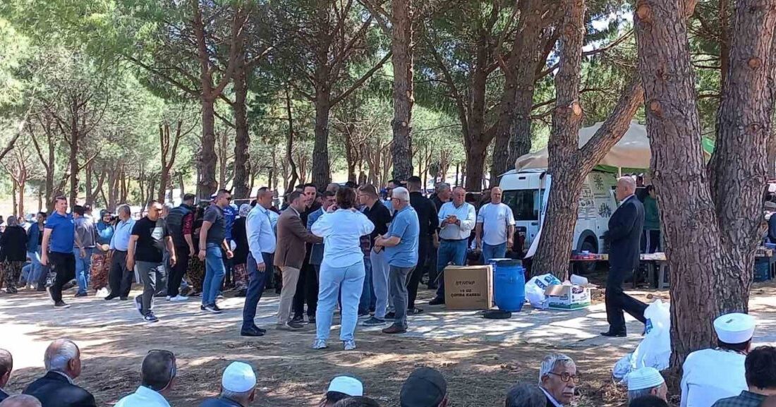 Ezine’de geleneksel çiftçi hayrı yoğun katılımla gerçekleşti Çanakkale’nin Ezine ilçesine bağlı Kızıl köyünde geleneksel çiftçi hayrı, vatandaşların
