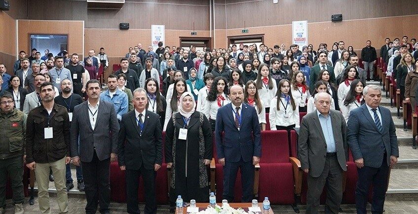 Fen Lisesi Öğrencileri ETÜ’de düzenlenen sempozyumda buluştu Erzurum Teknik Üniversitesi (ETÜ) Fen Fakültesi’nin öncülüğünde bu yıl ikincisi