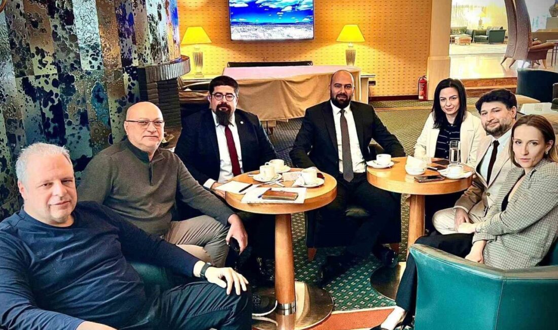 Fethi Apaydın ile Zurab Azmaiparashvili bir araya geldi Avrupa Satranç Birliği (ECU) Başkanı Zurab Azmaiparashvili ile Türkiye Satranç