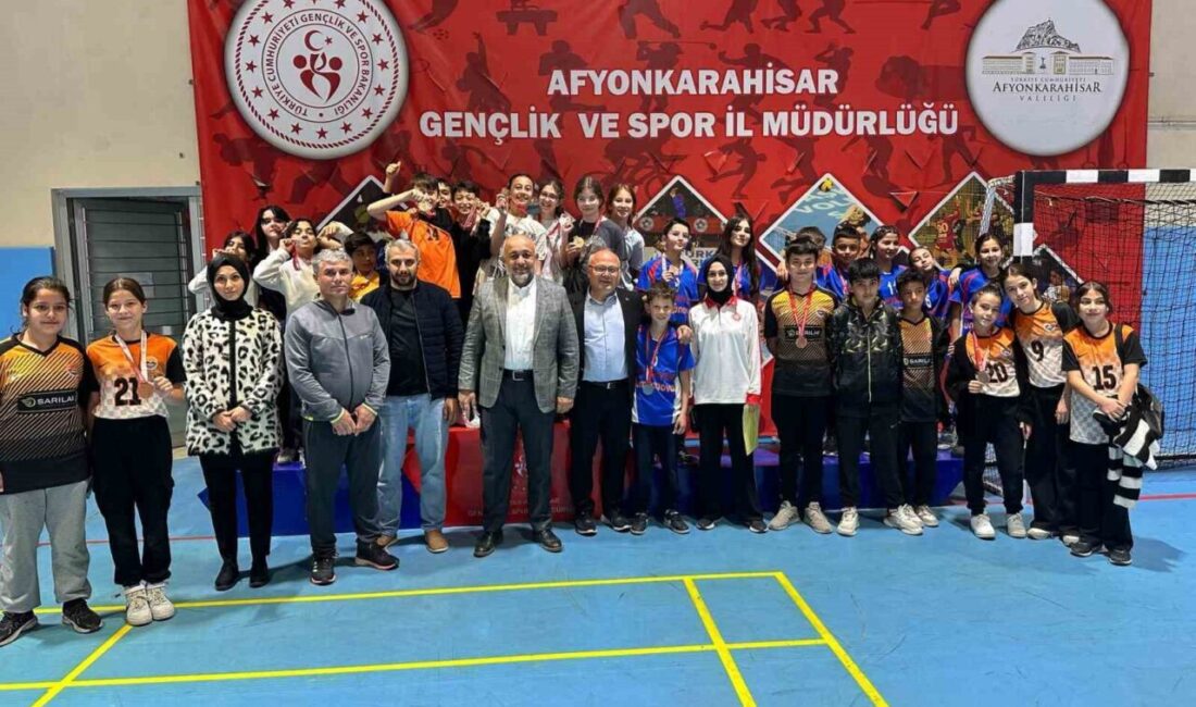 Floor Curling müsabakalarında gençler kıyasıya yarıştı Afyonkarahisar’da Gençlik Haftası çerçevesinde düzenlenen Floor Curling Turnuvası, büyük heyecana