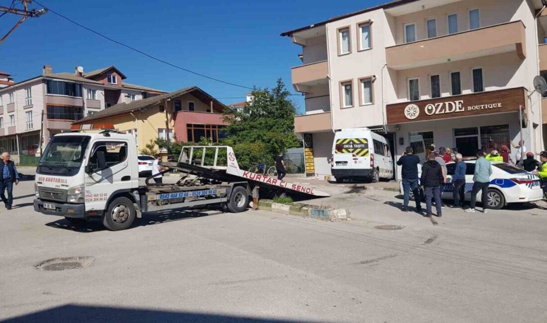 Frenleri tutmayan öğrenci servisi iş yerine daldı: Faciadan dönüldü Karabük’ün Safranbolu ilçesinde freni boşalan öğrenci servisi, kaldırıma çaparak bir
