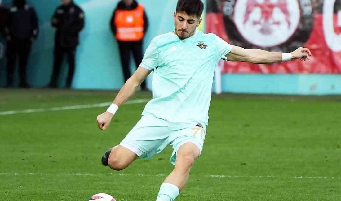 Furkan Orak, büyük kulüplerinden hedefinde Trendyol 1. Lig ekiplerinden Esenler Erokspor’da oynayan 23 yaşındaki futbolcu