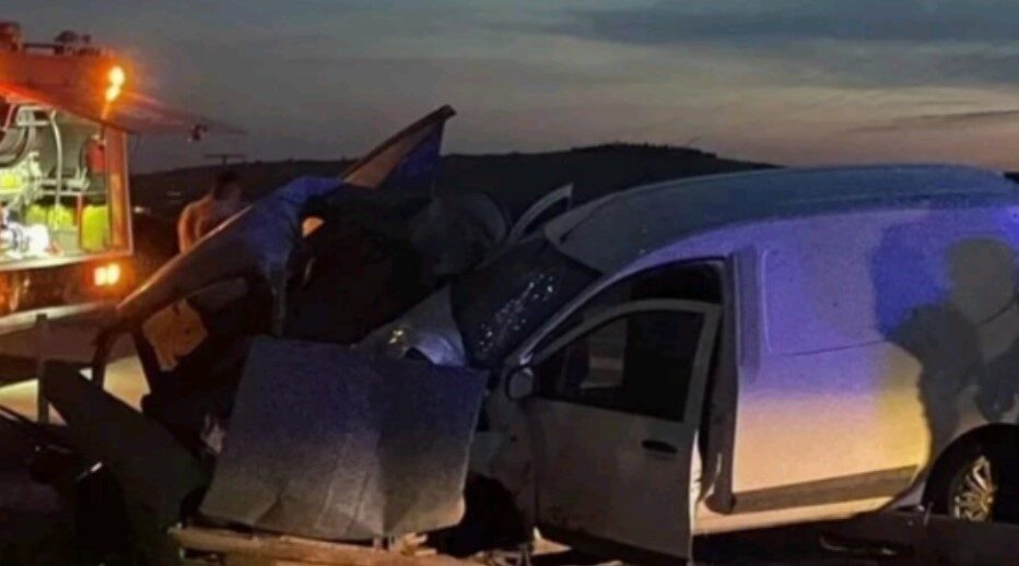Gaziantep’te iki araç kafa kafaya çarpıştı: 1 ölü, 2 yaralı Gaziantep’in Karkamış ilçesinde iki aracın kafa kafaya çarpışması sonucu meydana