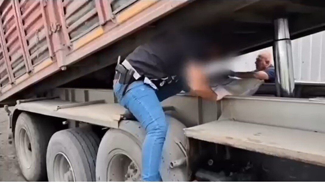Gaziantep’te tır dorsesinde 45 kilo uyuşturucu ele geçirildi Gaziantep’te polis ekipleri tarafından uyuşturucuyla mücadeleye yönelik yapılan operasyonda 31