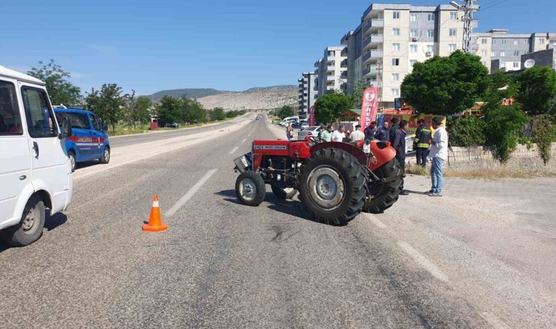Gaziantep’te traktör ile çarpışan araç kanala uçtu: 4 yaralı Gaziantep’in Yavuzeli ilçesinde traktör ile çarpışıp yol kenarındaki su kanalına