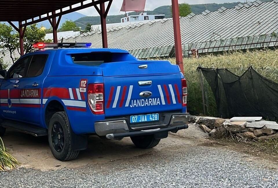 Gazipaşa’da 2 çocuk babası depo içerisinde ölü bulundu Antalya’nın Gazipaşa ilçesinde 2 çocuk babası, depo içerisinde iple asılı