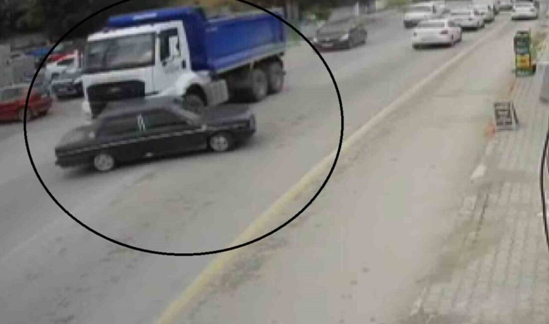 Hafriyat kamyonu, otomobili oyuncak araba gibi önüne aldı: O anlar kamerada Hatay’da hafriyat kamyonunun kör noktasına gelen Tofaş marka aracın sürüklendiği