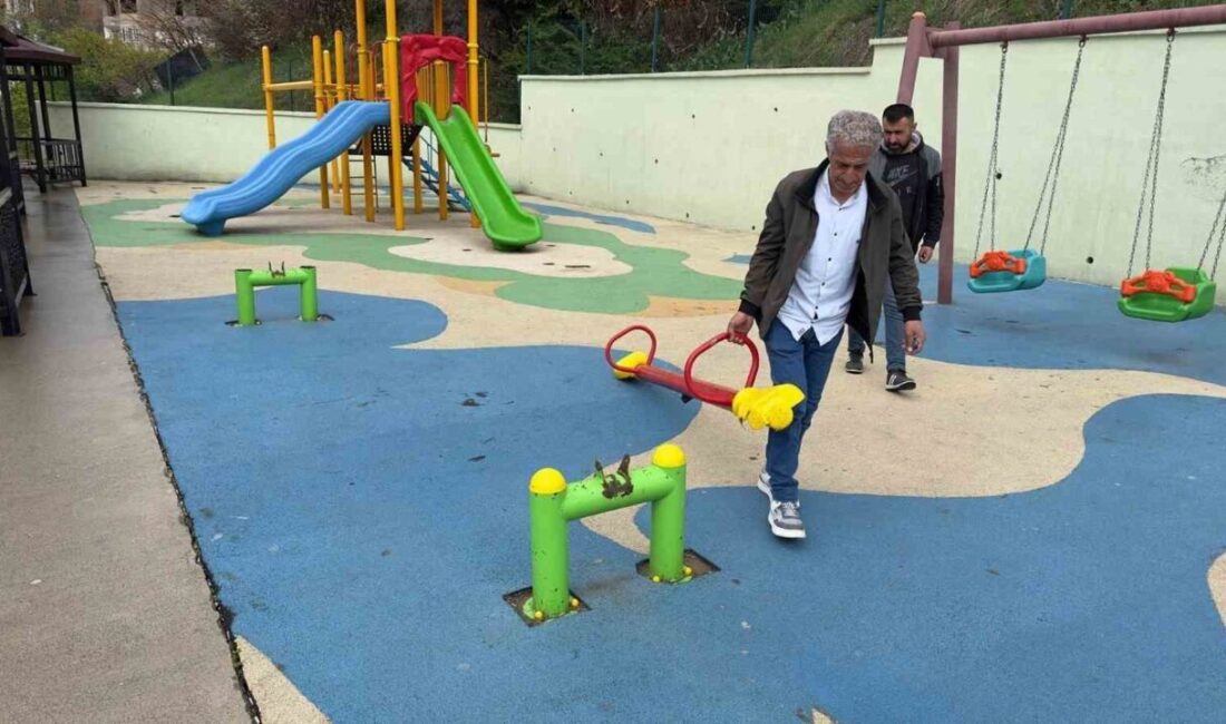 Hakkari’de çocuk oyun parkı ikinci kez tahrip edildi Hakkari’nin Yeni Mahallesi’nde bulunan 15 Temmuz Şehitler Parkı içindeki çocuk