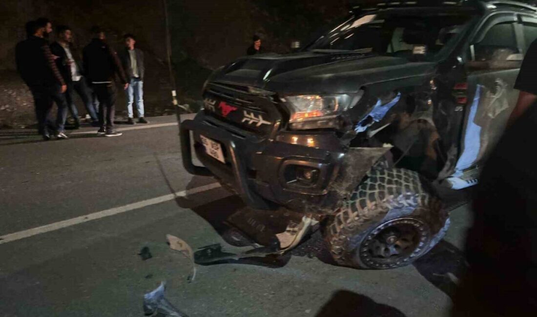 Hakkari’de iki araç kafa kafaya çarpıştı: 8 yaralı Hakkari’de iki aracın kafa kafaya çarpışması sonucu meydana gelen trafik