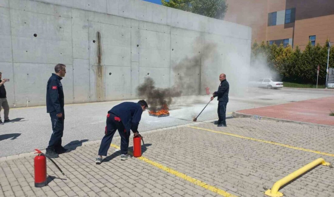 Hastanede nefes kesen helikopterli tatbikat gerçeği aratmadı Eskişehir Şehir Hastanesi’nde gerçekleştirilen tatbikat gerçeği aratmadı. Acil Durum Afet