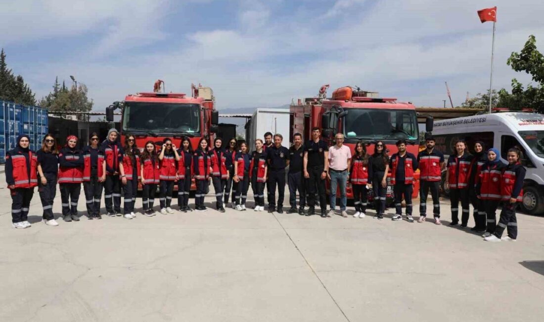 Hatay itfaiyesinden üniversite öğrencilerine yangın eğitimi Hatay Büyükşehir Belediyesi itfaiye ekipleri, üniversite öğrencilerine yangın eğitimi verdi.
