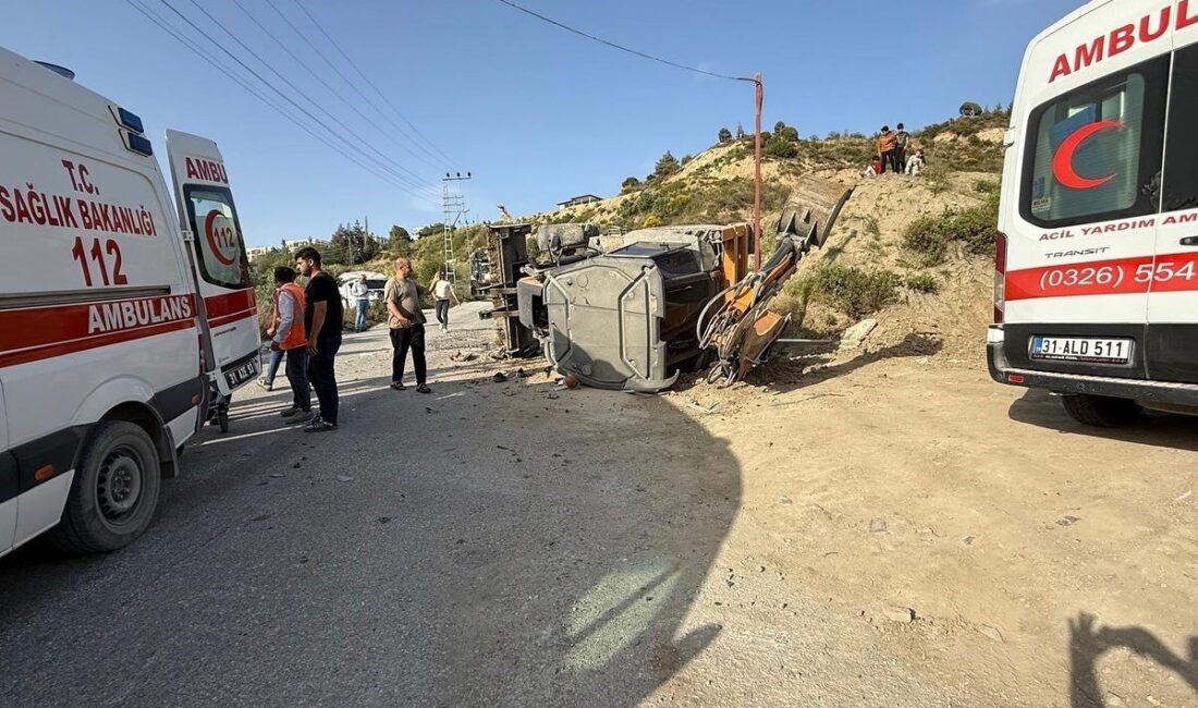 Hatay’da trafik kazası: 3 yaralı Hatay’da kepçeyle, hafriyat kamyonunun çarpışması sonucu yaşanan trafik kazasında 3