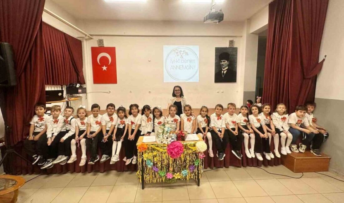 Hayrabolu’da minik yüreklerden Anneler Günü videosu Tekirdağ’ın Hayrabolu ilçesinde bulunan Doğanbey İlkokulu 1-A öğrencileri, Anneler Günü