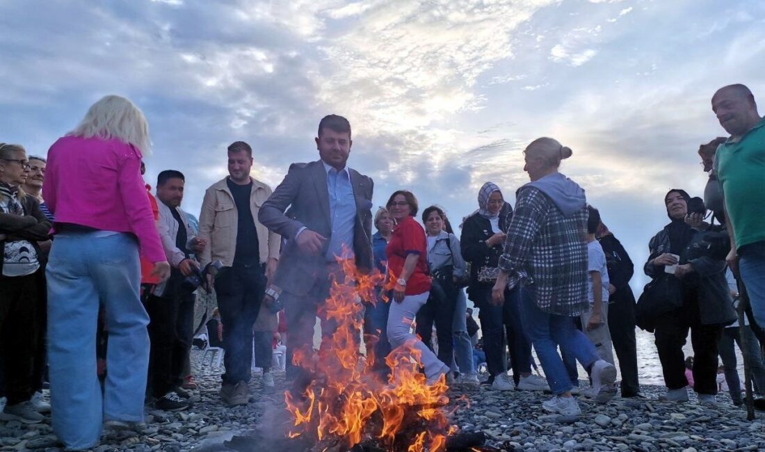 Hıdırellez ateşi sahilde yandı Bursa sahillerinde geleneksel hale gelen Hıdırellez şenliği, renkli görüntülere sahne