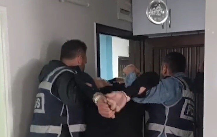 ’Hırsızlık’ suçundan aranan şahıs yakalandı Kayseri’de polis ekipleri tarafından yapılan çalışmalarda ’hırsızlık’ suçundan 10 yıl