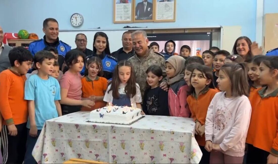 İl Emniyet Müdürü Turgay’dan kendisini doğum gününe davet eden öğrenciye sürpriz Iğdır İl Emniyet Müdürü Niyazi Turgay, kendisini doğum günü kutlamasına