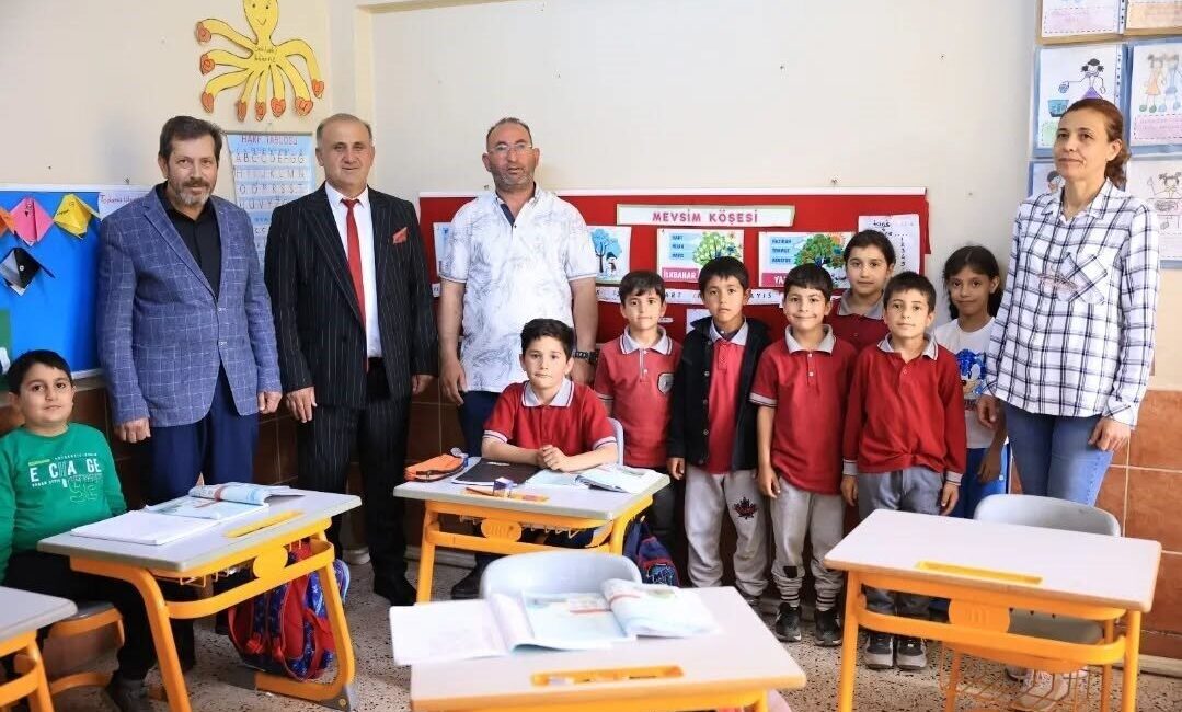 İncirliova’da hayırsever tarafından bağışlanan sıralar okula teslim edildi Aydın’ın İncirliova ilçesinde bir hayırsever tarafından temin edilen sıralar İncirliova