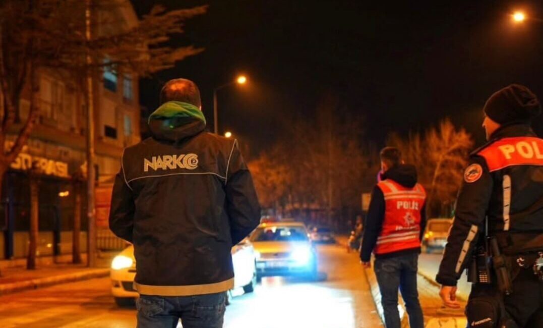 Isparta’da asayiş ve trafik uygulamasında 12 sürücüye ceza kesildi Isparta İl Emniyet Müdürlüğü ekipleri, geçtiğimiz gün 6 farklı noktada
