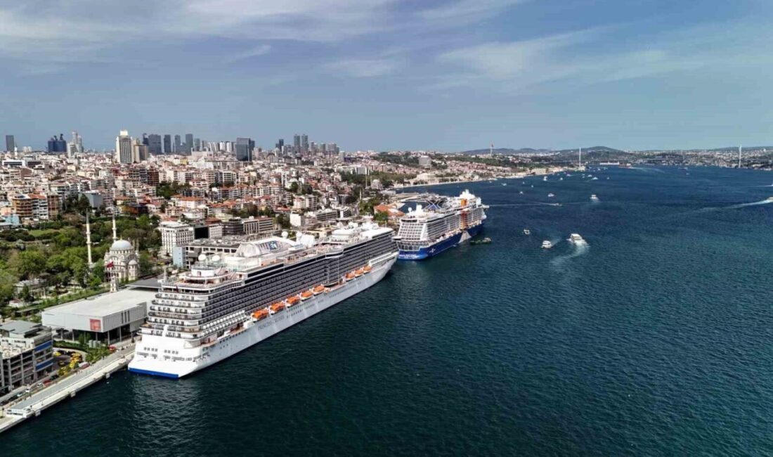 İstanbul Boğazı’nda iki dev kruvaziyer gemisi havadan görüntülendi İstanbul’da iki dev kruvaziyer gemisi Galataport Limanı’nda Boğaz’la birlikte havadan