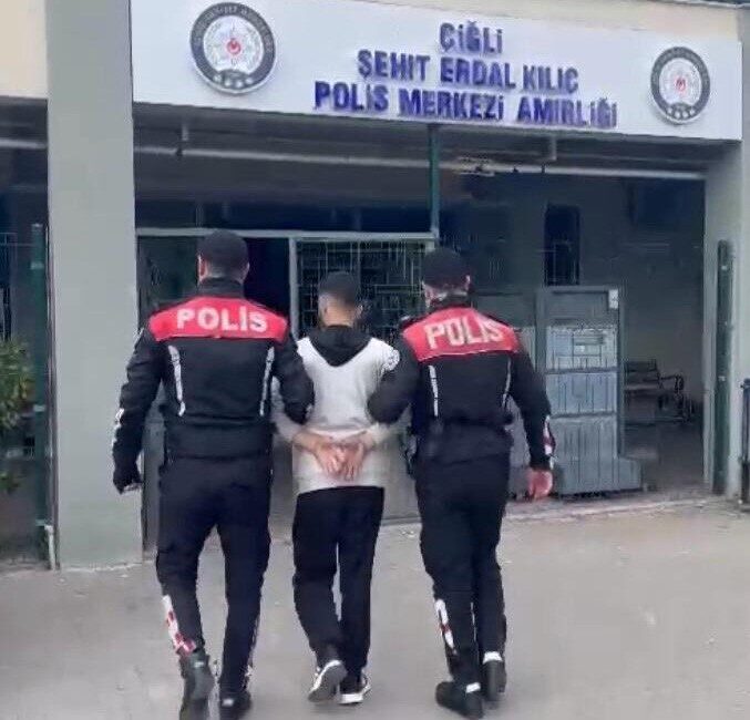 İzmir’de 16 yıl hapis cezası olan hükümlü yakalandı İzmir’de hırsızlık suçundan hakkında 16 yıl kesinleşmiş hapis cezası bulunan