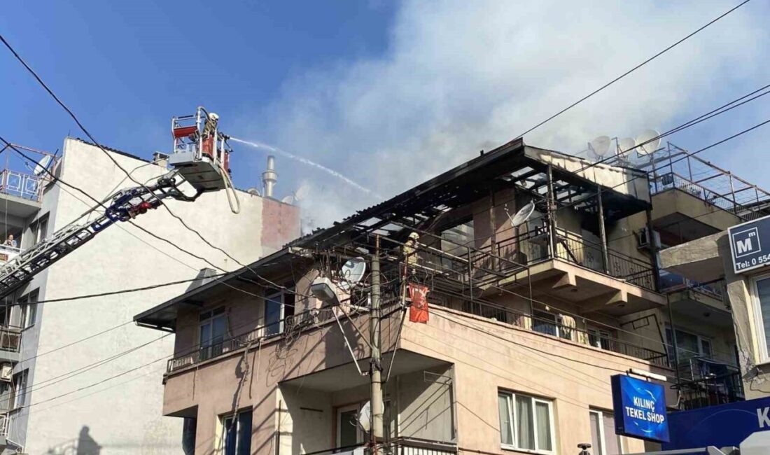 İzmir’de çatı yangını İzmir’in Karabağlar ilçesinde 4 katlı binanın çatı katında çıkan yangın