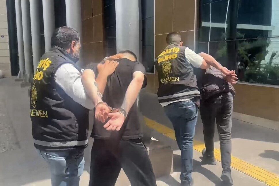 İzmir’de dron ile uyuşturucu sevkiyatına suçüstü İzmir’in Menemen ilçesinde dron ile uyuşturucu sevkiyatı yapmaya çalışan 2