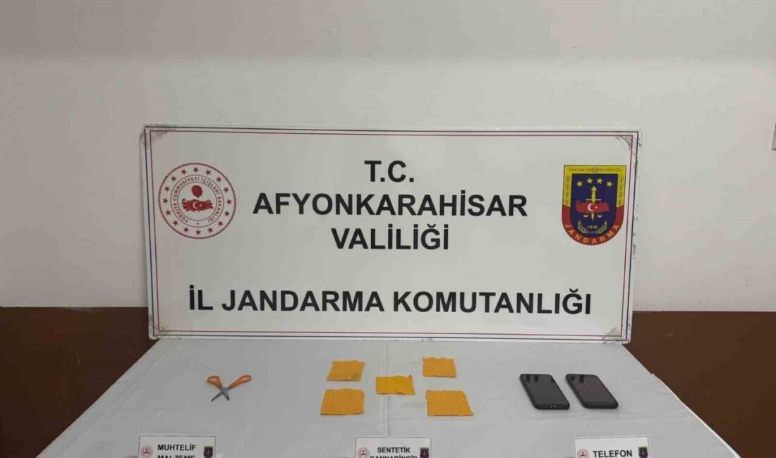 Jandarma bin 780 kullanımlık uyuşturucu emdirilmiş peçete ele geçirdi Afyonkarahisar’da jandarma ekipleri takibe aldıkları zehir tacirini bin 780 kullanımlık