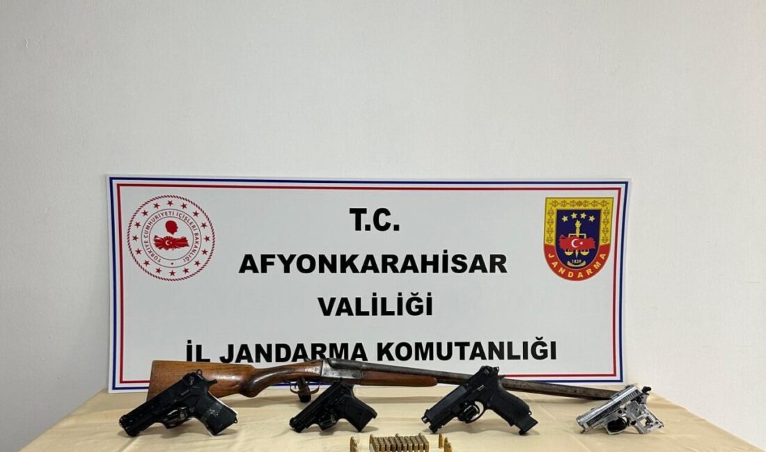 Jandarma düğün magandalarını videolardan tespit etti Afyonkarahisar’da katıldıkları düğünlerde ve eğlencelerde havaya rastgele ateş açan magandalar