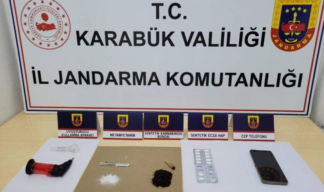 Jandarma uyuşturucu tacirlerine göz açtırmıyor Karabük’te jandarma ekiplerince düzenlenen uyuşturucu operasyonlarında 3 kişi yakalandı. İl