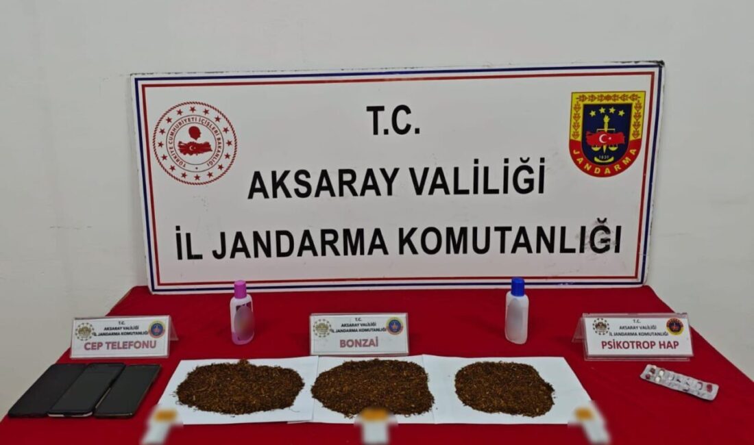 Jandarmadan uyuşturucu operasyonu: 3 tutuklama Aksaray’da uyuşturucu tacirlerine yönelik operasyon düzenleyen jandarma, 3 şahsı uyuşturu