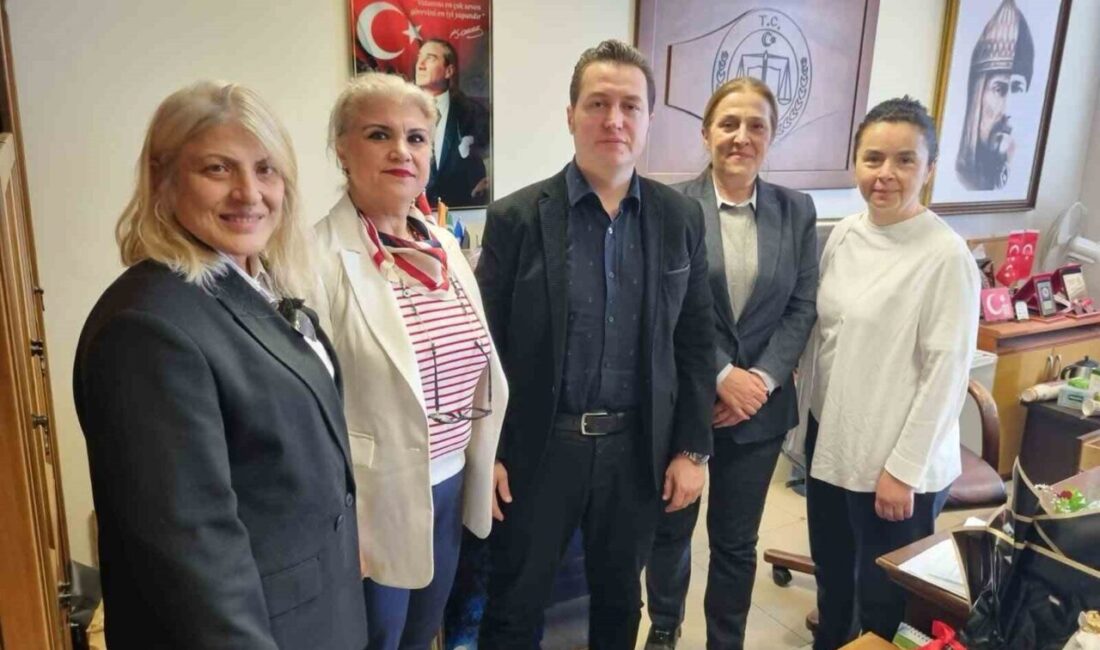 Kadın derneği yöneticileri ‘Yenidoğan çetesi’ davasının savcısını ziyaret etti Bir grup kadın derneği yöneticileri ‘Yenidoğan çetesi’ davasının savcısı Yavuz