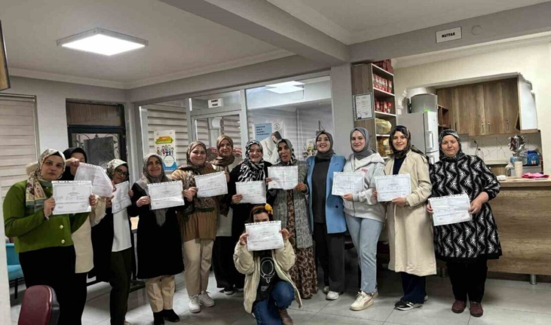 Kadınlara mantar yetiştiriciliği kurusu verildi Afyonkarahisar’ın Hocalar ilçesinde kadınlara yönelik mantar yetiştiriciliği kurusu düzenlendi. Kurusu